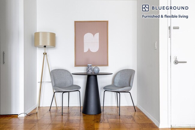 Foto del edificio - 230 W 55th St