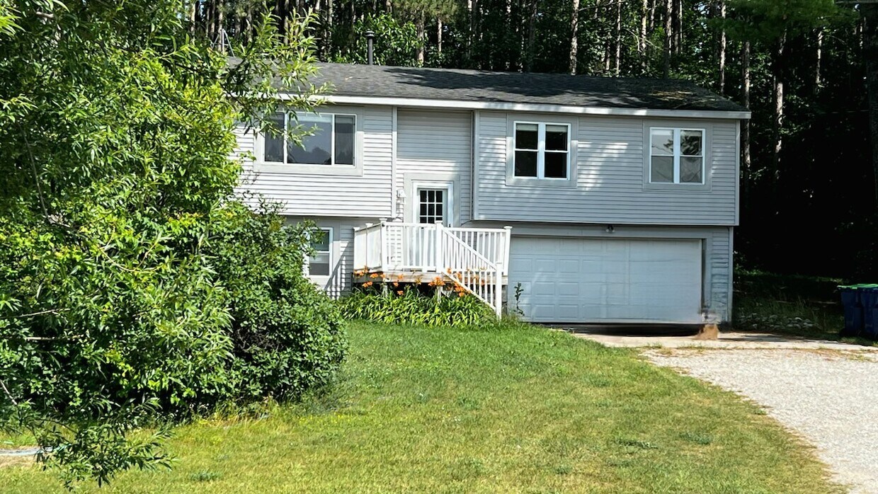 9520 Bates Rd, Williamsburg, MI 49690 House Rental in Williamsburg