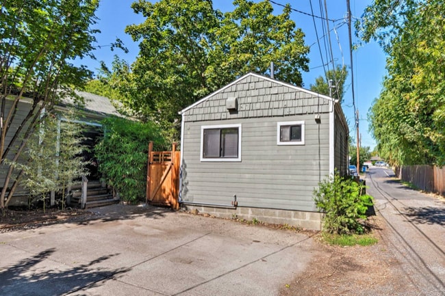 Building Photo - 673 Siskiyou Blvd
