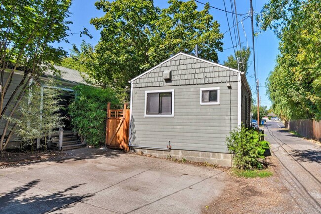 Foto del edificio - 673 Siskiyou Blvd