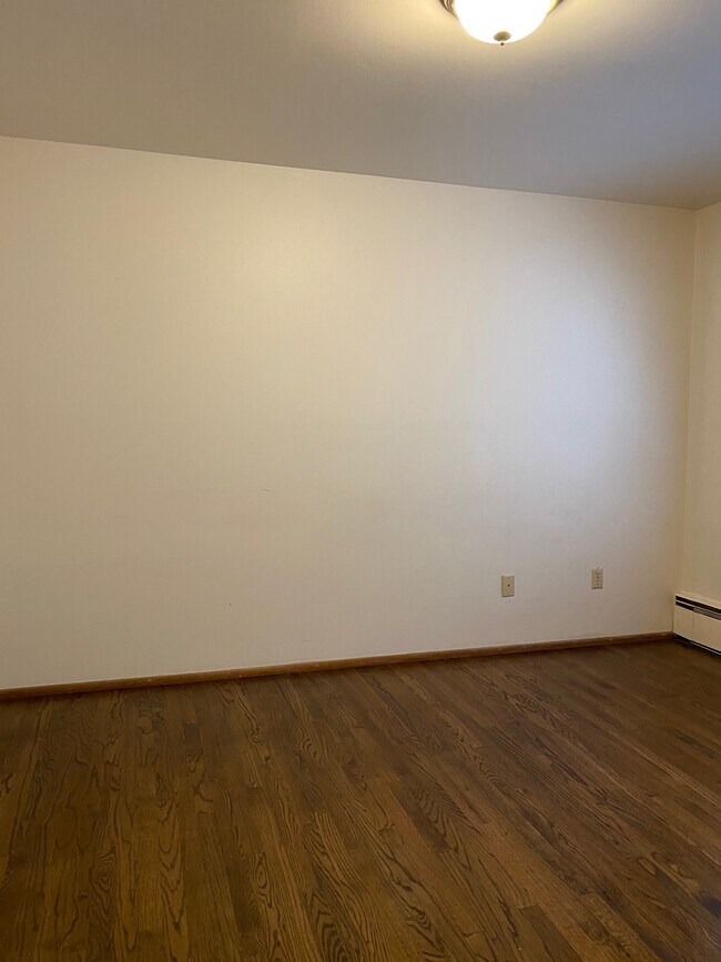 Building Photo - 573 Highland Dr