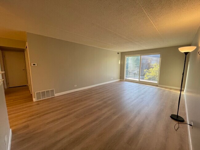 Entry/Family Room - 5S100 Pebblewood Ln