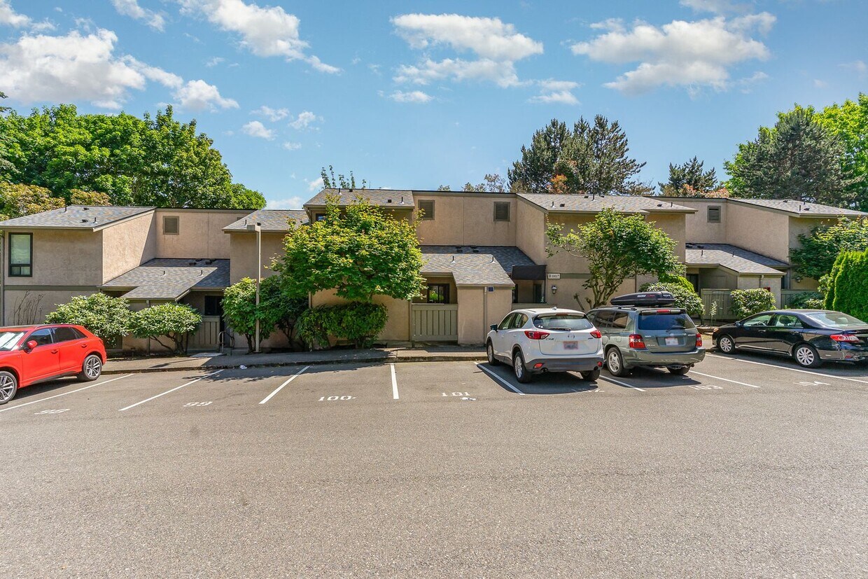 Foto principal - Modern 2-Bedroom Townhouse-Style Condo wit...