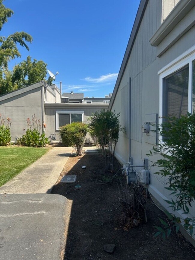Foto del edificio - Afordable and spacious Concord 2/1 townhome