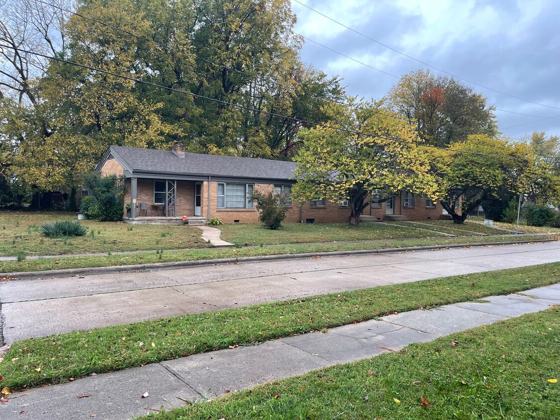 Primary Photo - 323 S Weller