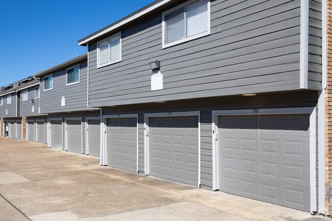 Building Photo - Willow Run Townhomes