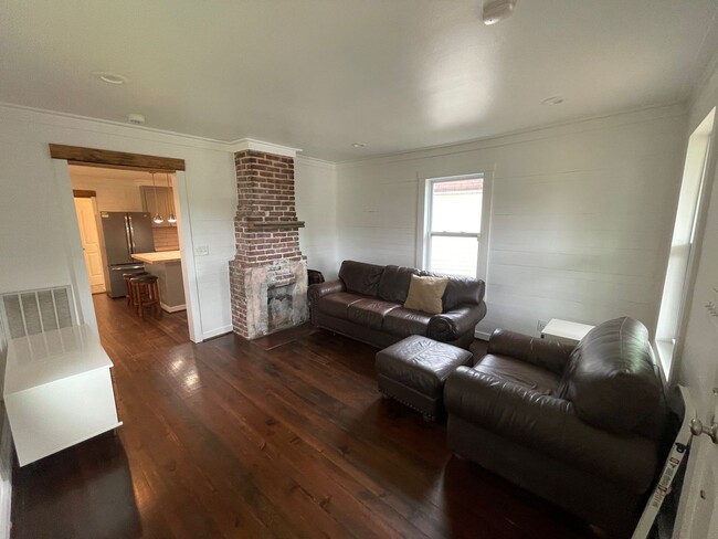 Building Photo - Cozy 1BR 2 BA home completely remodeled