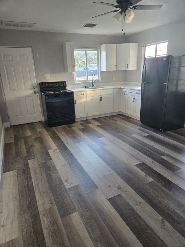 Building Photo - Charming 1-Bedroom Home for Rent in Zephyrhills!