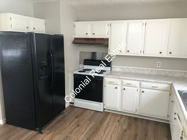 Building Photo - 3 bedroom 1 bathroom nicely updated home i...