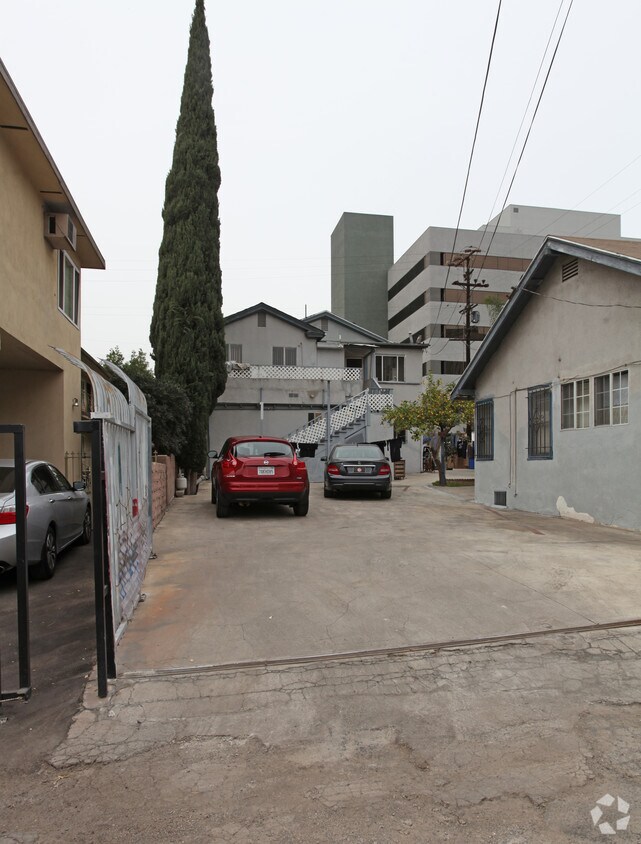 Building Photo - 1428 N Kenmore Ave