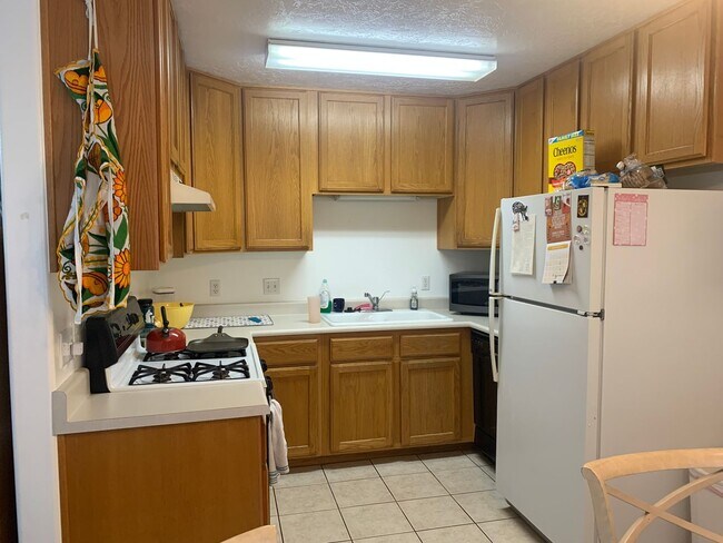 Foto del edificio - PRIVATE ROOM available in Santa Barbara Condos for Fall 2027