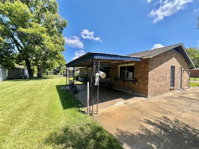 Building Photo - 307 Daman Dr