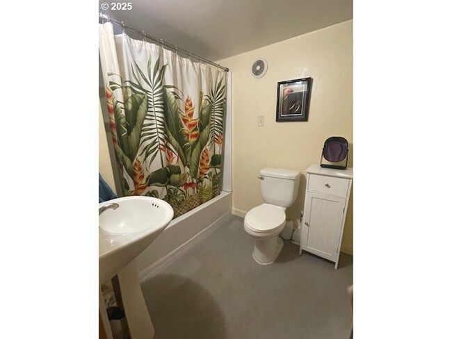 Building Photo - Home with Charm!