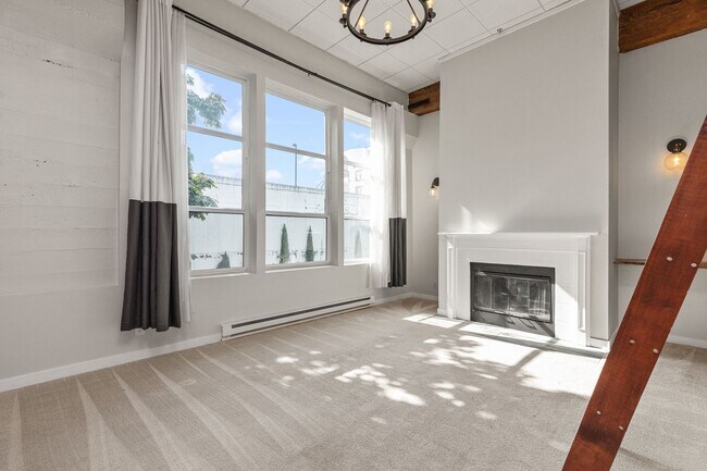 Foto del edificio - Capitol Hill Condo with 12-Foot Ceilings
