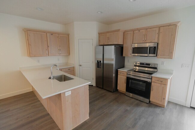 Foto del edificio - Luxury 5 Bedroom 3 Bath with Upscale Ameni...