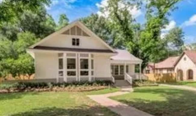 Building Photo - 924 E Houston Ave