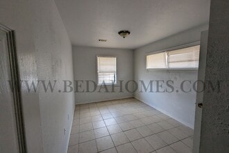 Building Photo - 2908 Wipprecht St