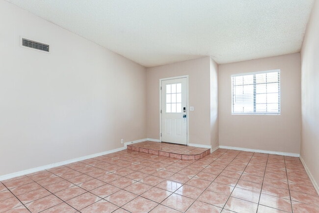 Foto del edificio - 8516 W Roma Ave