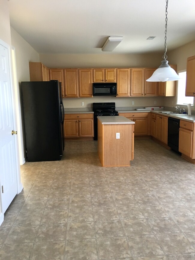 Building Photo - Lovely 4 bedroom/2.5 bath Home