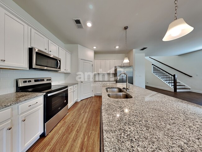 Building Photo - 713 Cyprus Ave