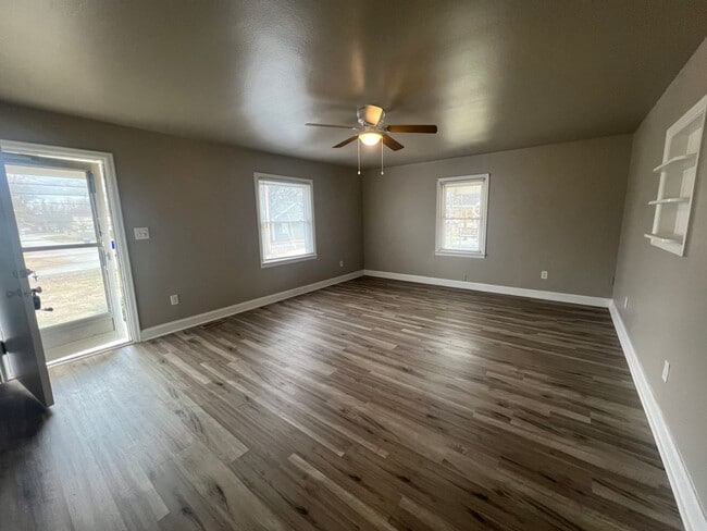 Building Photo - 401 Tulip Dr