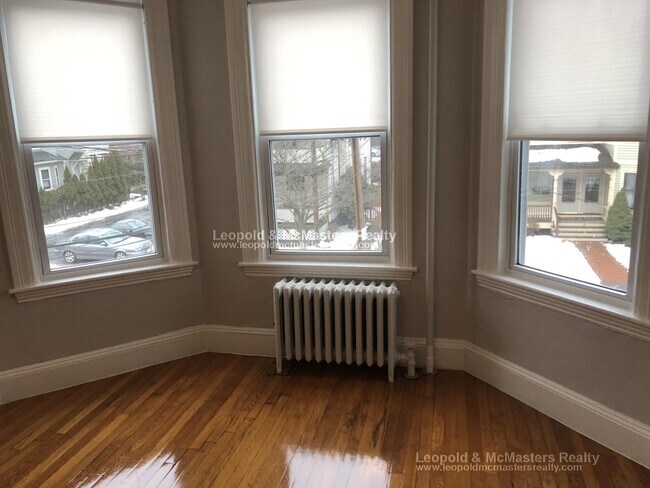 Building Photo - 23 Maple St