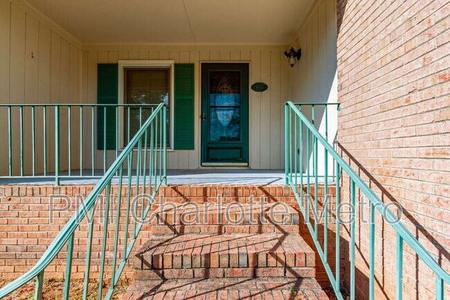 Foto del edificio - 8615 Beechbrooke Rd