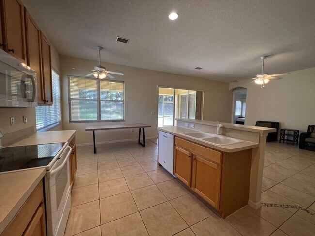 Foto del edificio - 3 BEDROOM, 2 BATH HOME IN THE GATED COMMUNITY OF LAKE FOREST