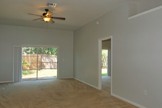 Building Photo - 3 bed 2 bath single family home with 2 car...