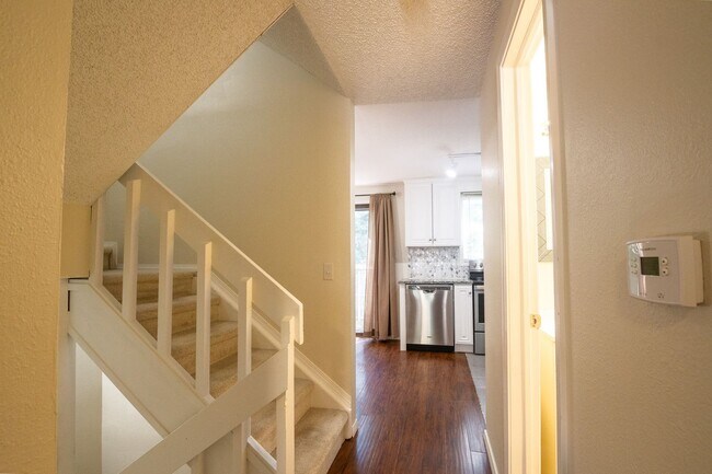 Building Photo - 2039E