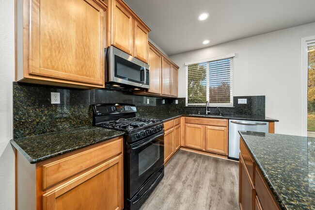 Foto del edificio - Spacious 4 Bedroom Home in Desirable Roseville Neighborhood