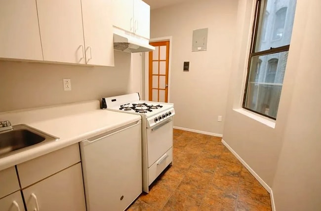 Building Photo - 32 E 7th St