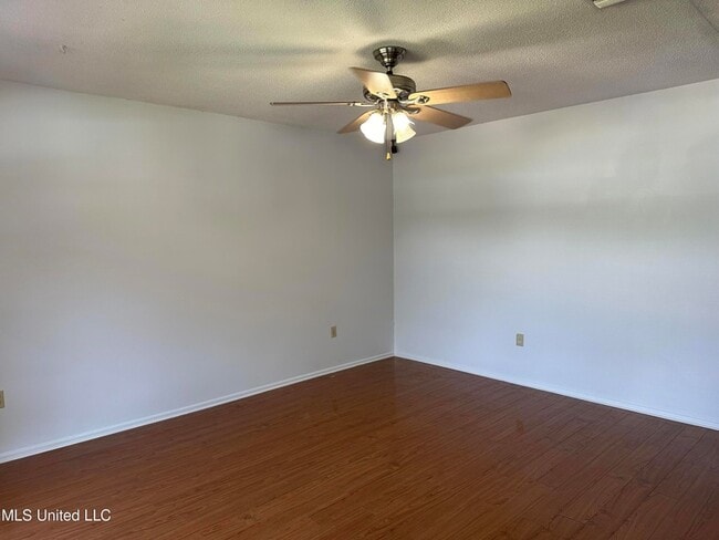 Building Photo - 209 Cedar Dr