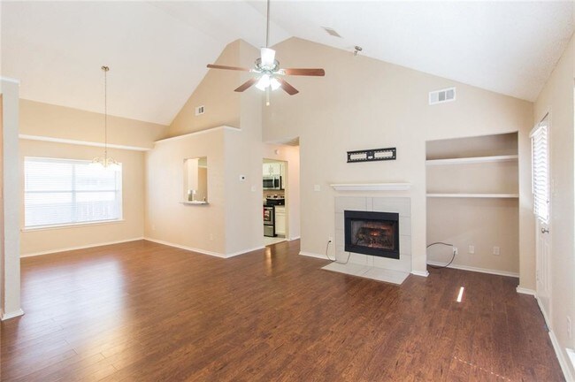 Building Photo - 736 W Willow Oak Dr