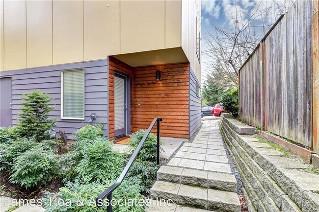 Building Photo - 3 br, 2 bath House - 1617 S Weller St
