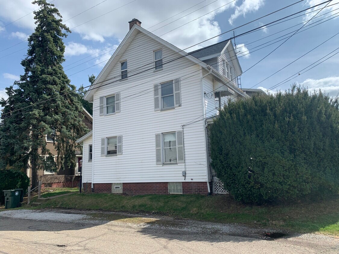 152 Bedford Ave NW, Canton, OH 44708 House Rental in Canton, OH