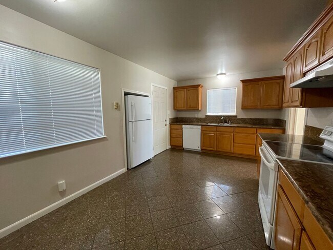 Foto del edificio - Single Story 3 Bedroom, 2 Bath Single Story Home with Huge Backyard!