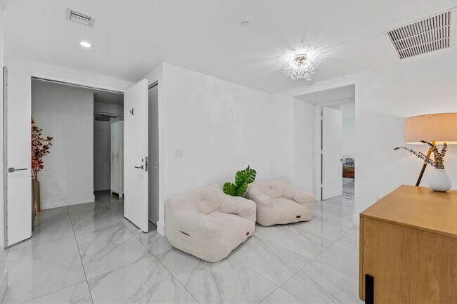 Foto del edificio - 650 NE 32nd St