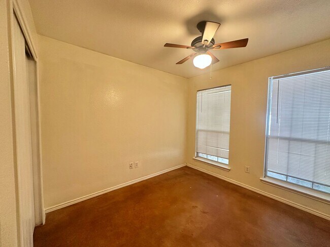 Foto del edificio - AVAILABLE NOW!!!