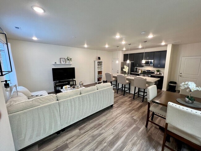 Foto del edificio - Almost New 3BD 2.5Bath Townhouse