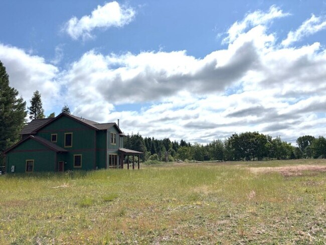Foto del edificio - Stunning 3-Bed, 2.5-Bath Country Home on 3...