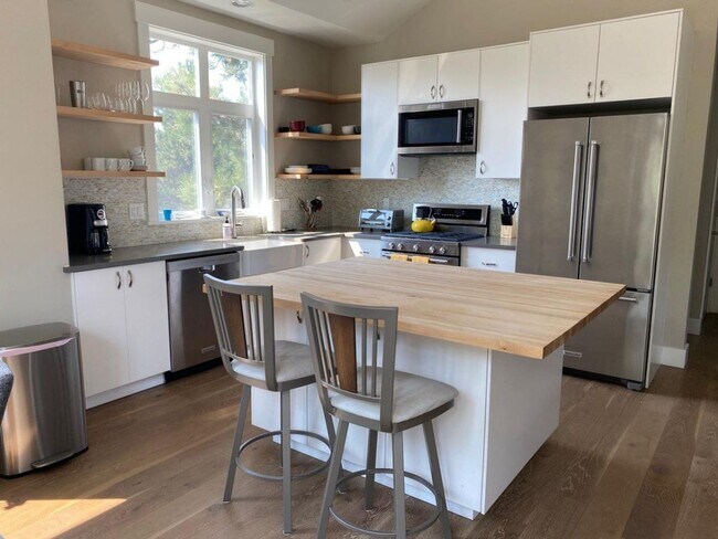 Foto del edificio - Furnished West Bend Home Available October...