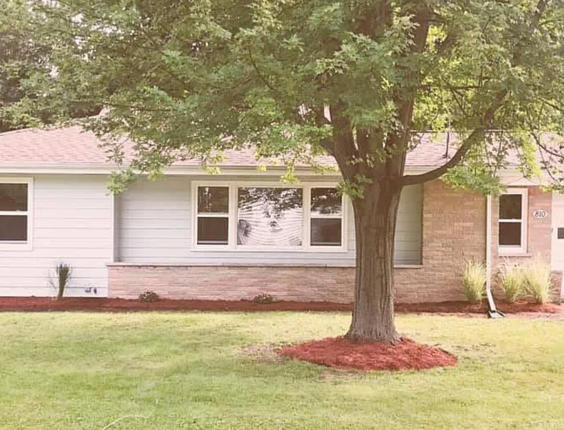 810 Parkside Rd, Naperville, IL 60540 House Rental in Naperville, IL