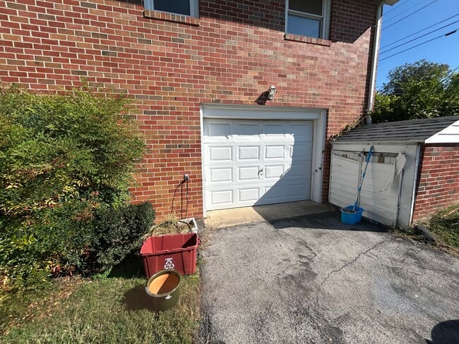 Building Photo - Beautiful 3 bed 3 bath home with finished ...