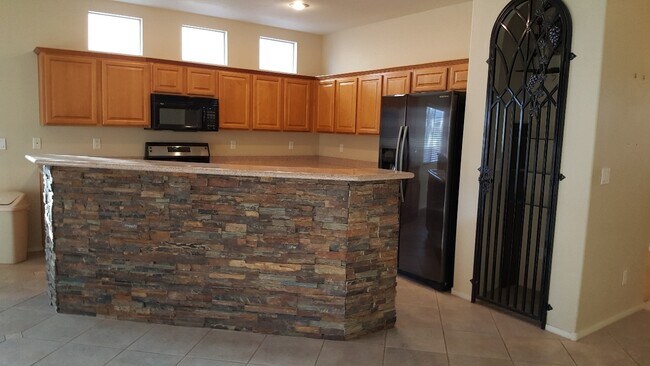 Foto del edificio - 3 BEDROOM 2 CAR GARAGE SINGLE STORY HOME