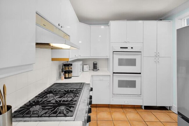 Building Photo - 2901 Spruce Ave