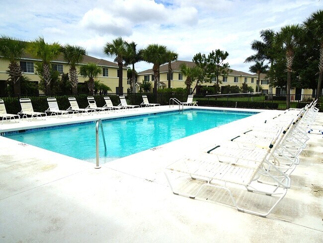 Building Photo - 3 bedroom 2.5 bathroom townhome in highly ...
