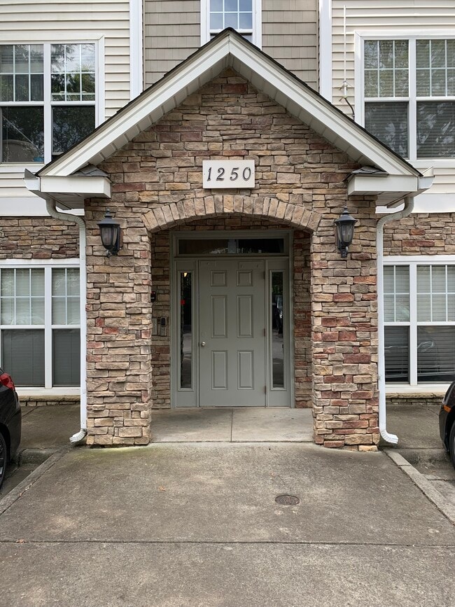 Building Entrance - 1256 Duncan Gardens Dr