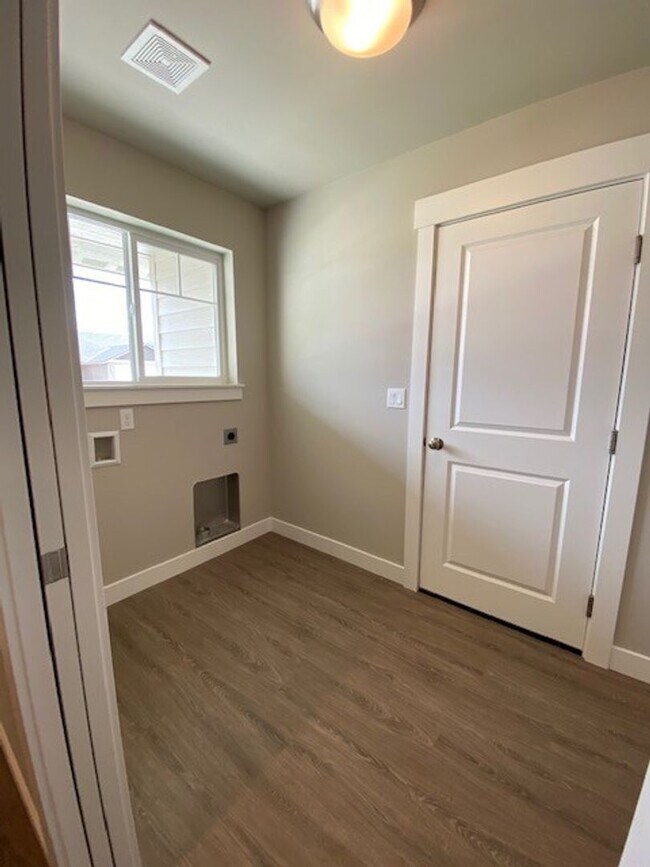 Building Photo - NEWER CONSTRUCTION!! Luxury 3 bedroom, 2 b...