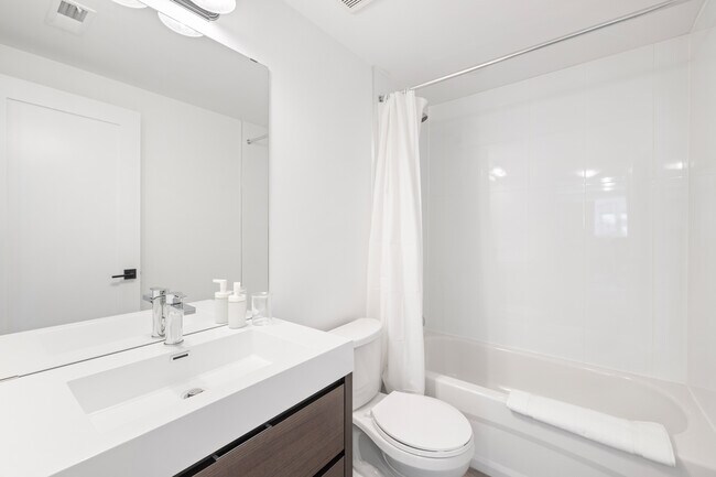 Photo du bâtiment - Fully Furnished 3 Bedroom Unit in Forest Hill